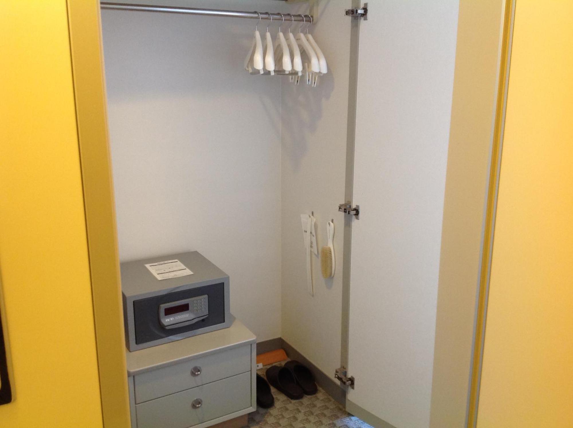 Shin Furano Prince Hotel חדר תמונה A safe in a hotel room