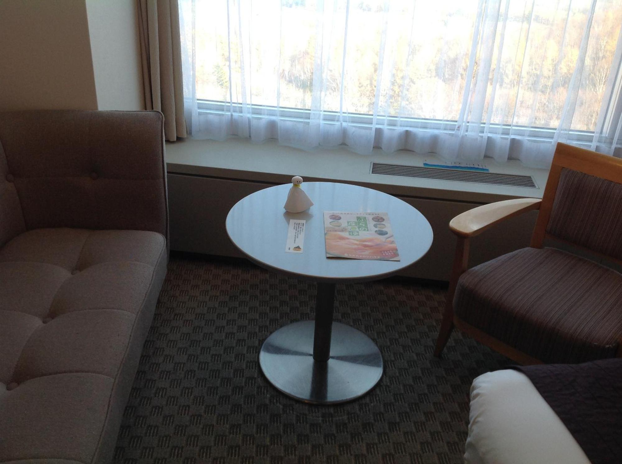 Shin Furano Prince Hotel חדר תמונה A table in a hotel room