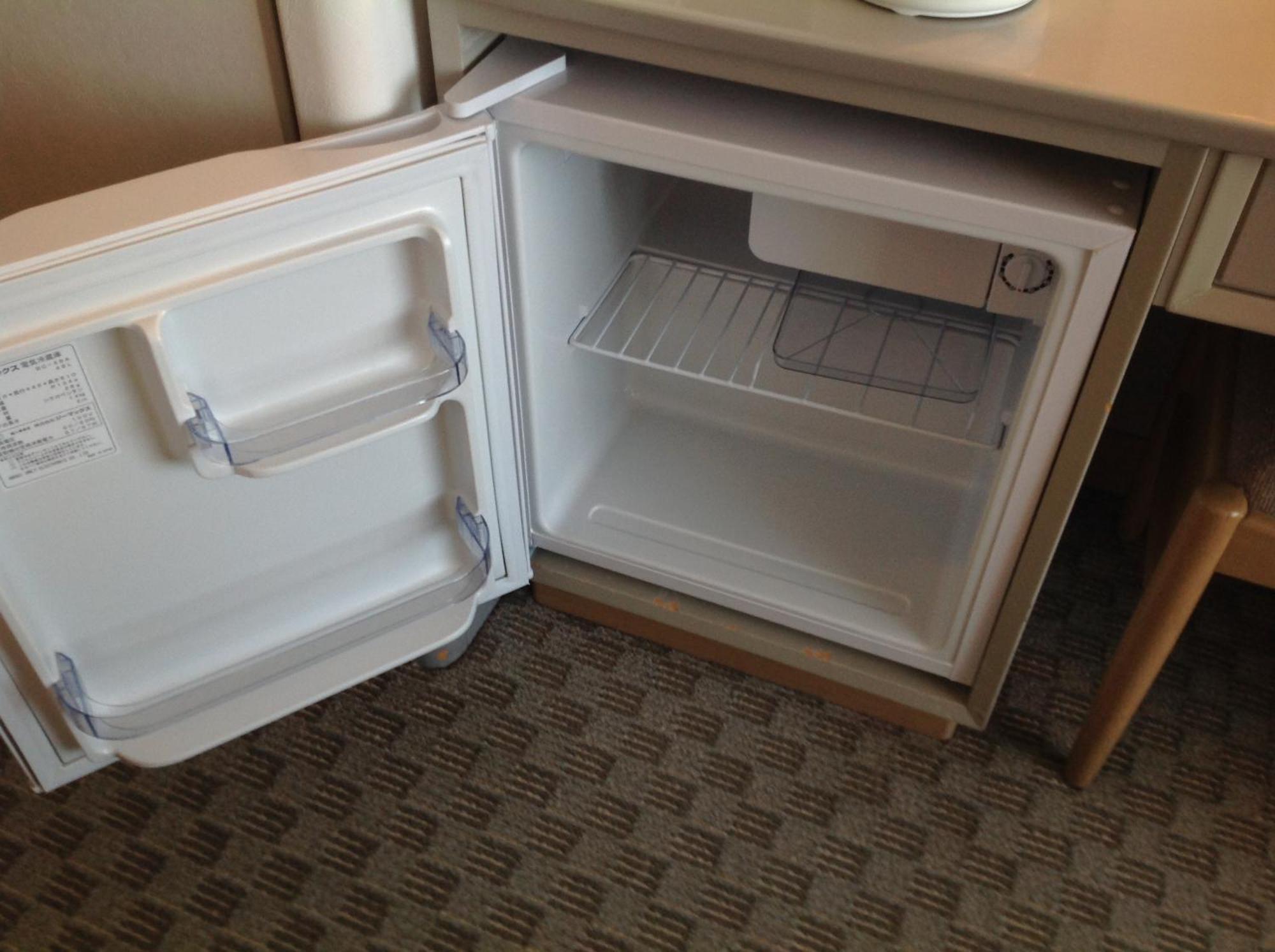 Shin Furano Prince Hotel חדר תמונה A mini-fridge in a hotel room