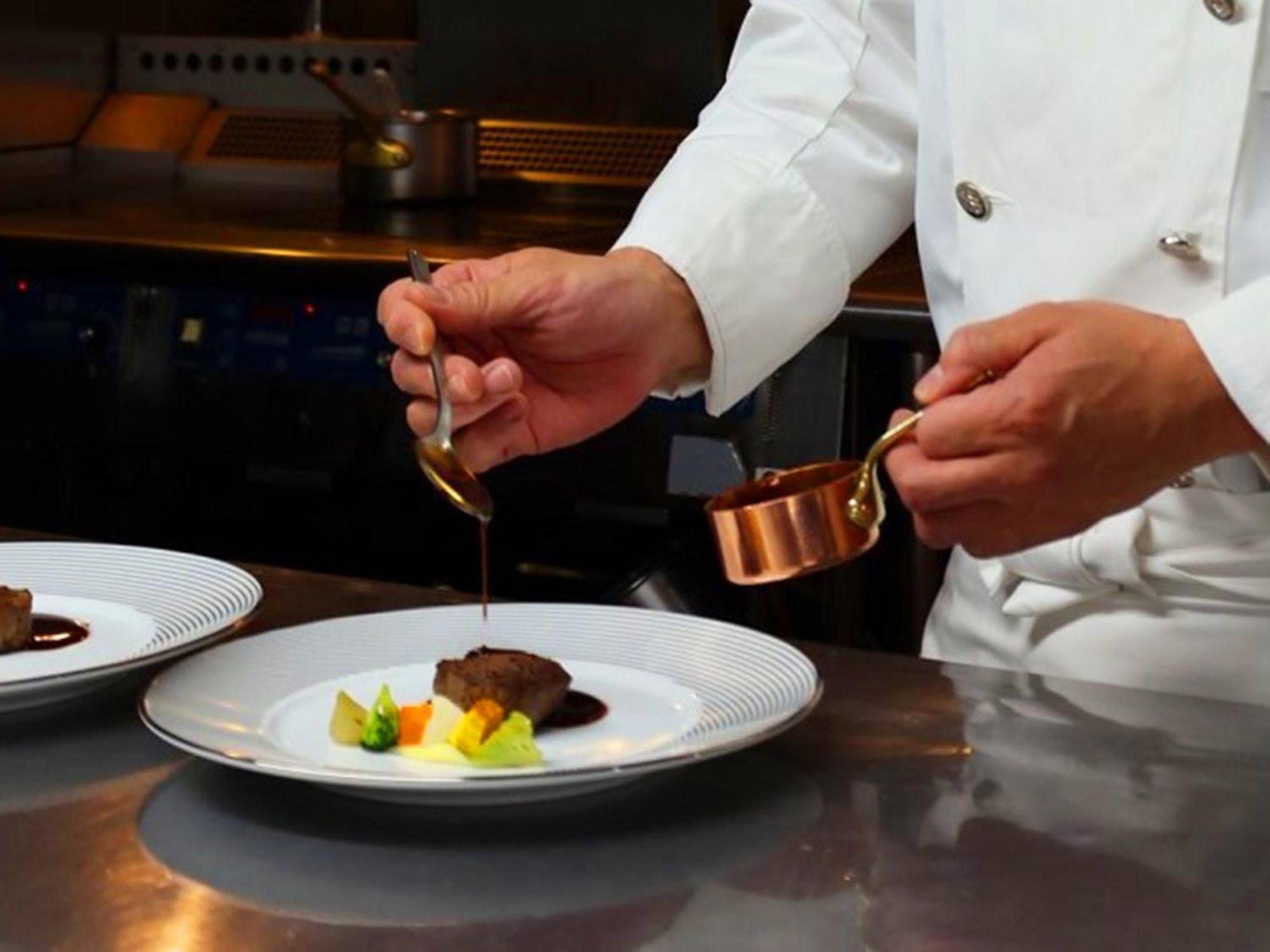 Shin Furano Prince Hotel מראה חיצוני תמונה A chef plating a dish