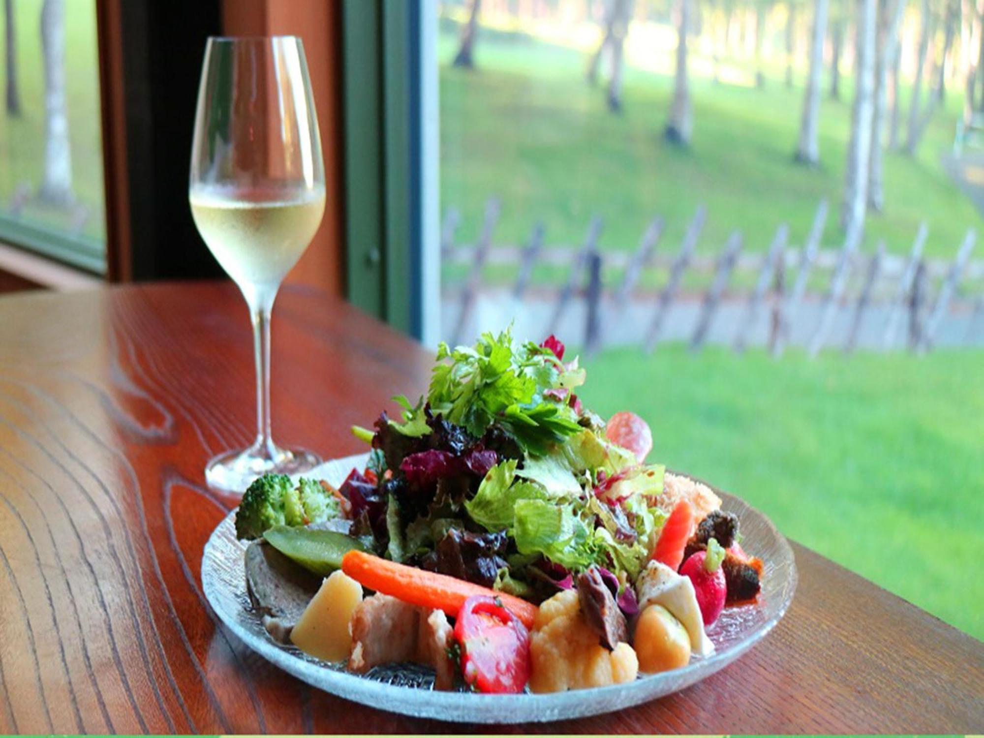 Shin Furano Prince Hotel מראה חיצוני תמונה A salad with a glass of wine