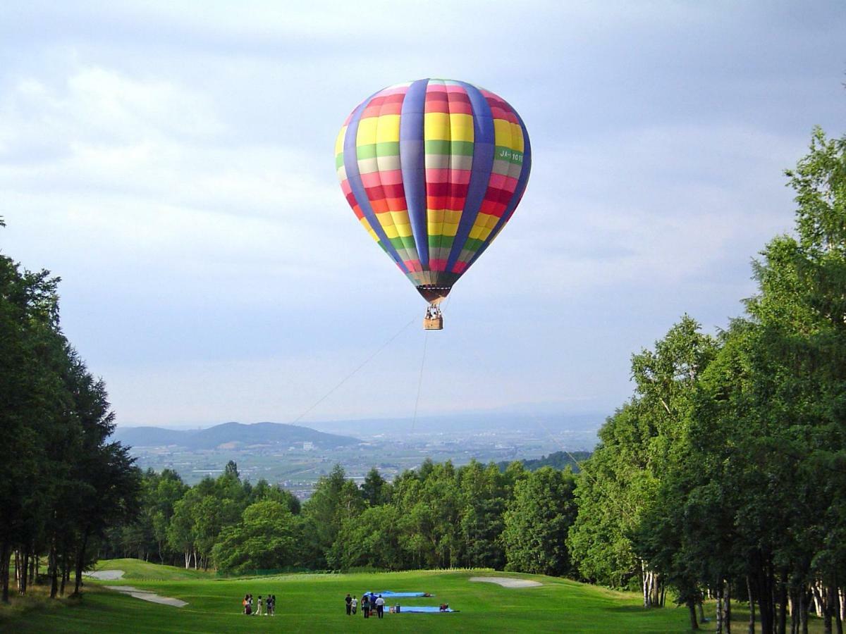 Shin Furano Prince Hotel מראה חיצוני תמונה Hot air balloon over the golf course